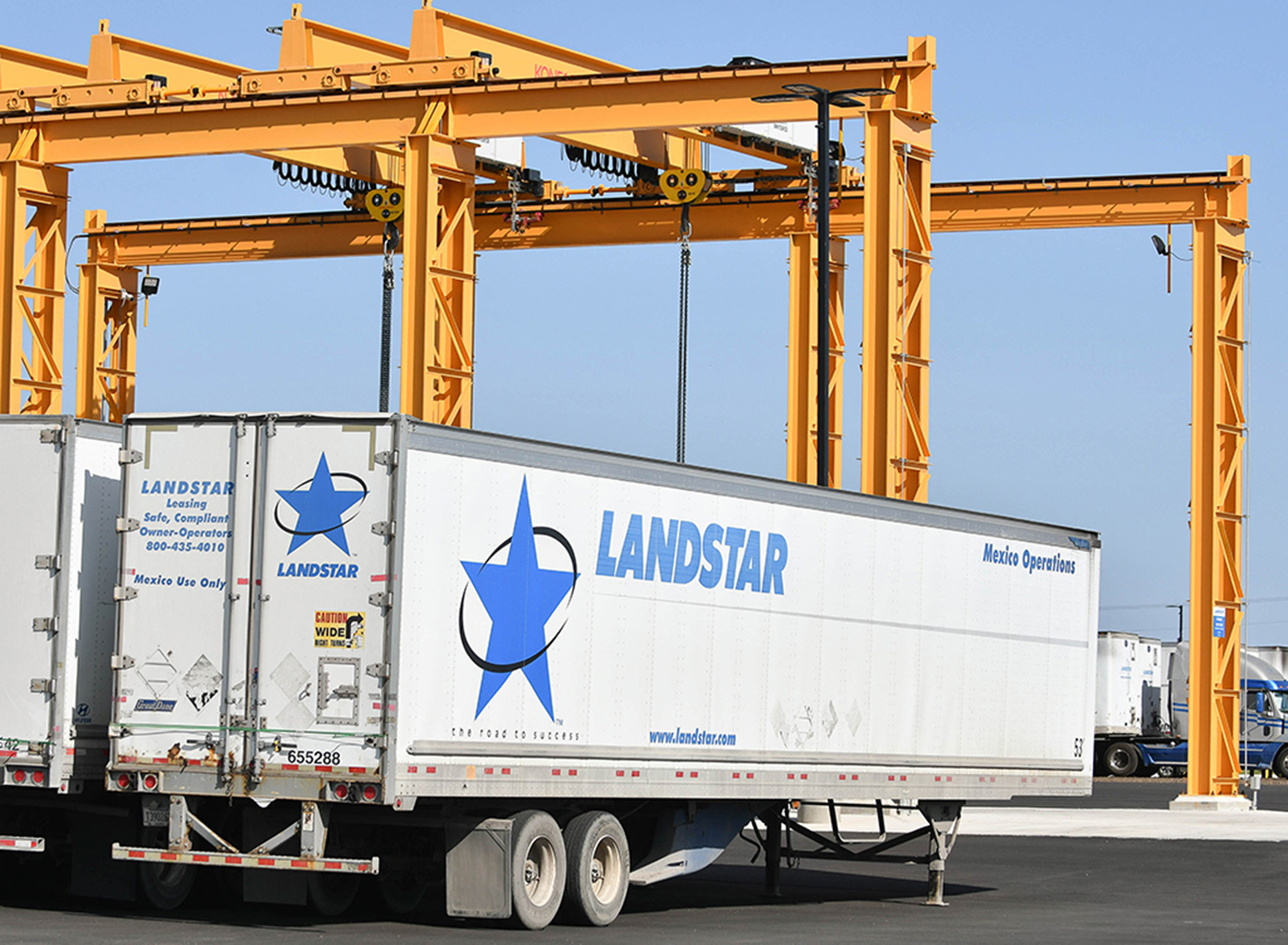 Infographic showing Landstar's cross-border logistics advantages for efficient US-Mexico trade.